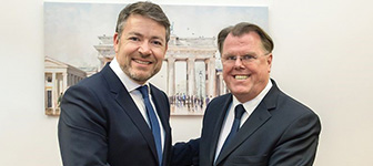 Neuer BAP Vorstand Sebastian Lazay (links)